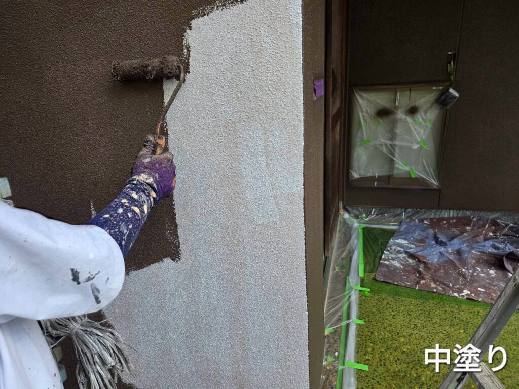 【中塗り】<br />
下塗りの後、中塗りを施工しました。<br />
<br />
中塗りでは塗膜に必要な厚みを確保し、外壁全体を均一に仕上げるための土台をつくります。<br />
<br />
塗り残しや塗布量の不足があると、塗膜の保護性能や仕上がりに差が生じる可能性があります。
